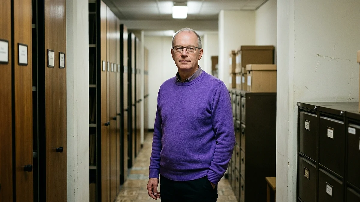 Datenschutzbeauftragter in einem Archivflur