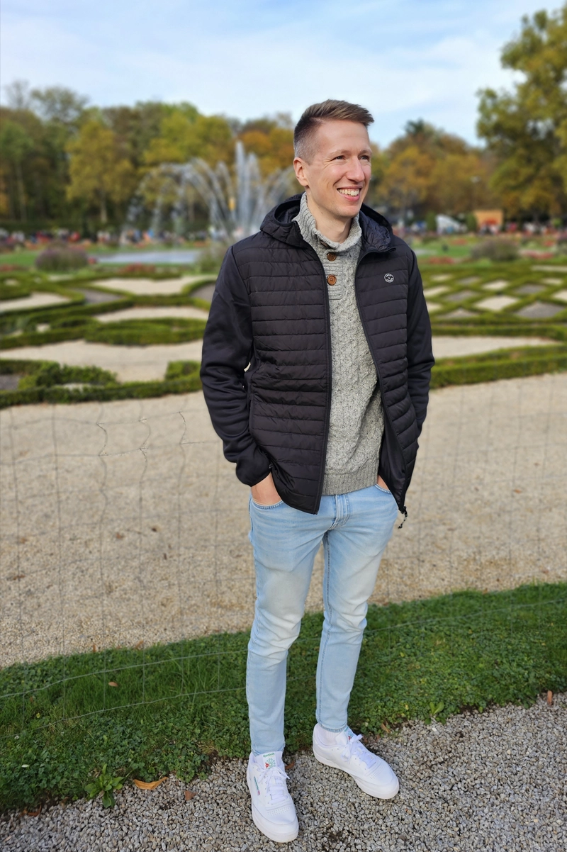 Jannis Gerlinger draußen in einem Park
