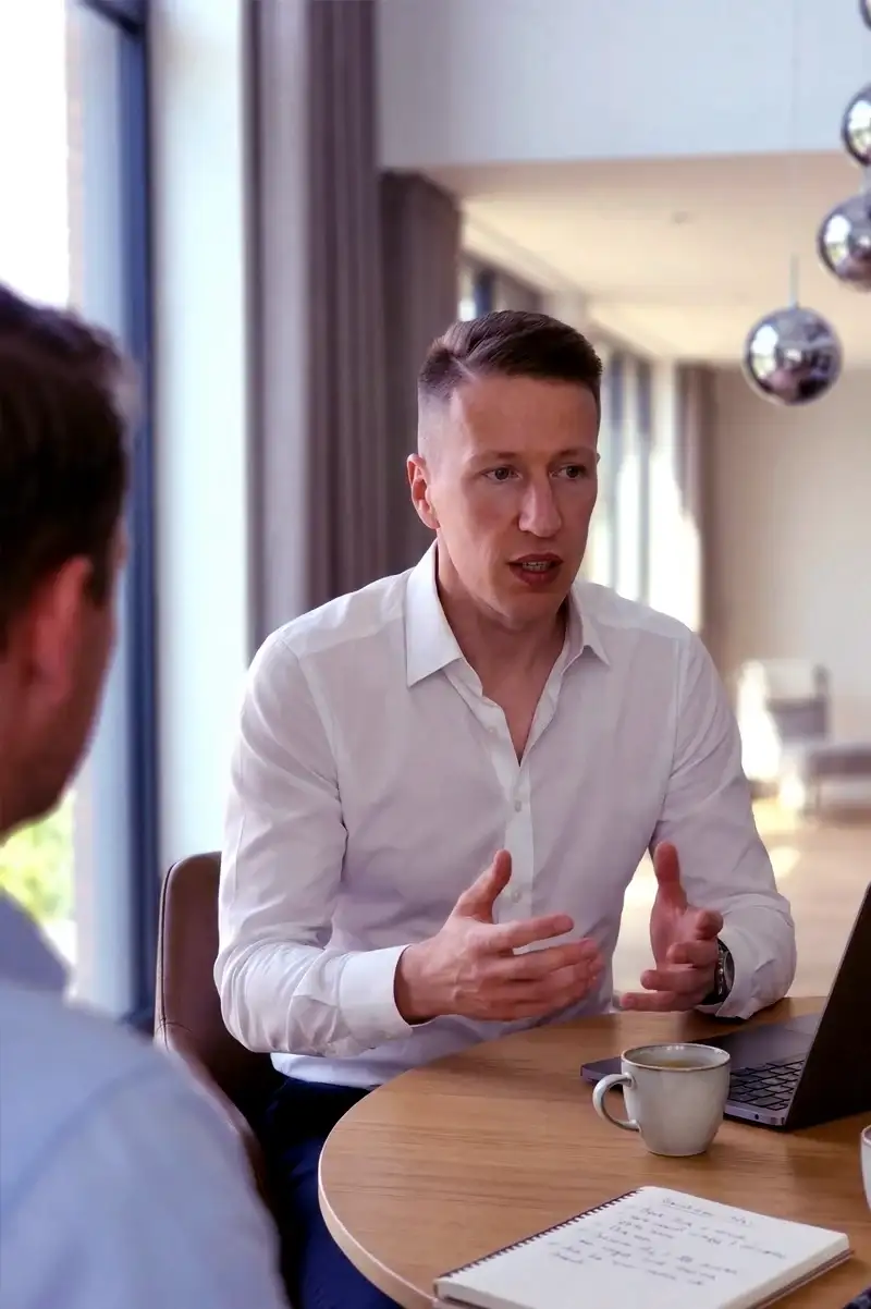 Jannis Gerlinger im Beratungsgespräch mit einem Kunden