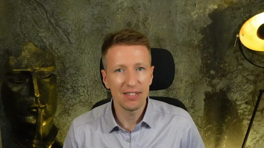 Jannis Gerlinger erklärt im Video, wie KI im Unternehmen Arbeit spart